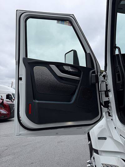 2027 Volvo VNL64T860