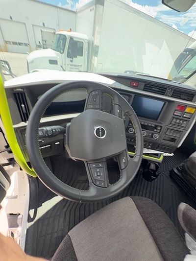 2025 Volvo VNL64T