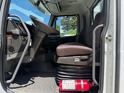 2025 Volvo VNR64T300