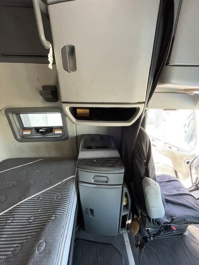 2021 Volvo VNL64T760