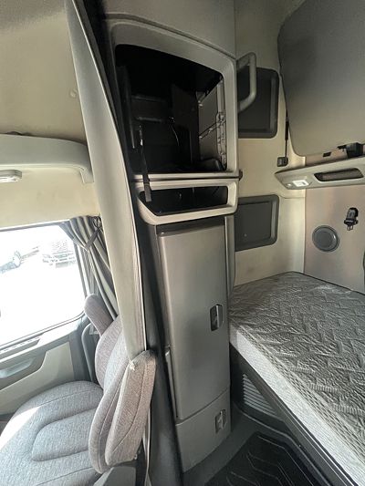 2021 Volvo VNL64T760