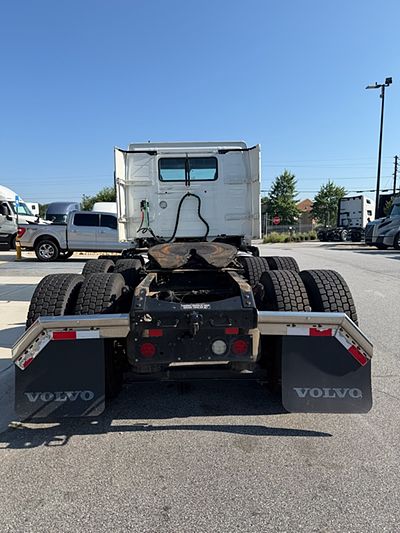 2022 Volvo VNL64T300