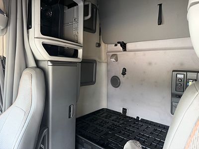 2023 Volvo VNL64T760