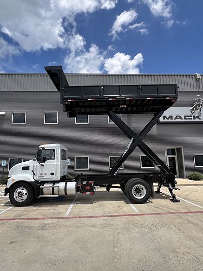 2025 Mack MD642