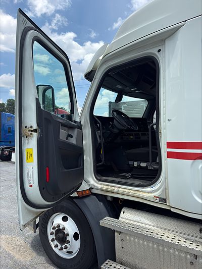 2020 Freightliner CASCADIA 126