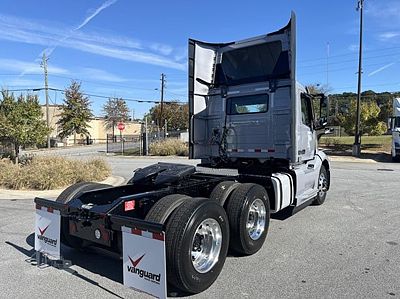 2025 Volvo VNL64T300