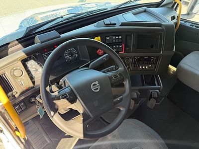 2023 Volvo VNL64T740