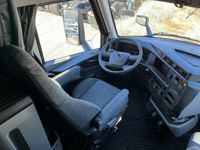 2025 Volvo VNL64T660