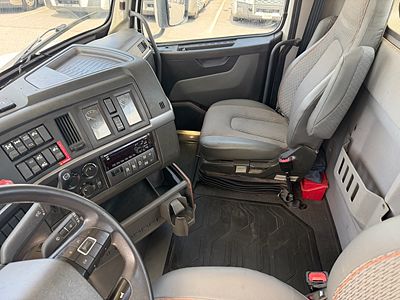2022 Volvo VNL64T300