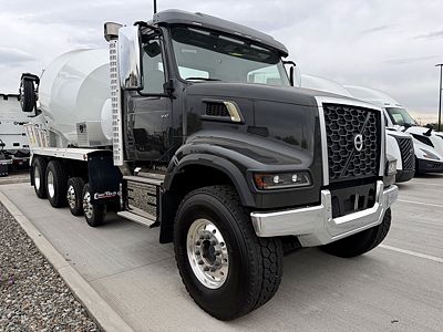 2025 Volvo VHD64F300