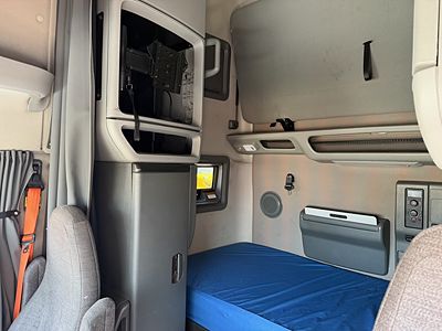 2021 Volvo VNL64T760