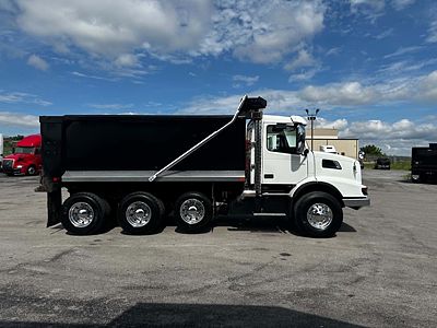 2025 Volvo VHD84B300