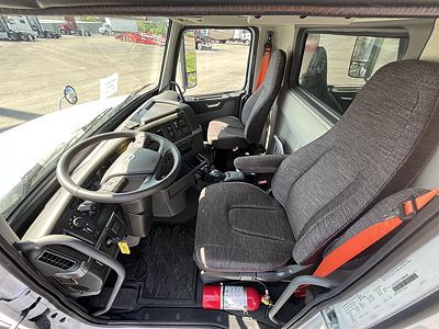 2026 Volvo VHD84B300