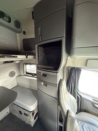 2022 Volvo VNL64T760