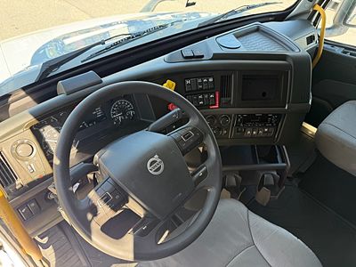 2023 Volvo VNL64T740