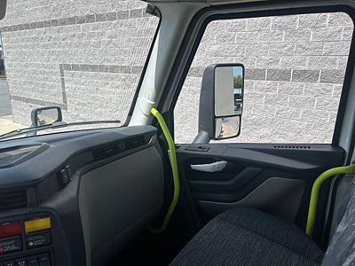 2025 Volvo VNL64T300