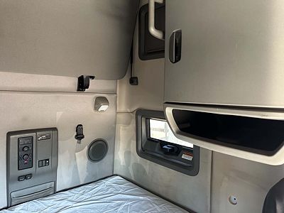 2021 Volvo VNL64T760