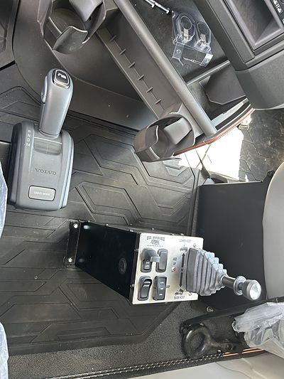 2025 Volvo VNR64300