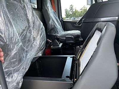 2025 Volvo VNR64300