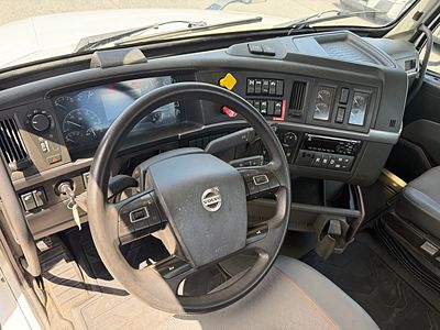 2022 Volvo VNL64T300