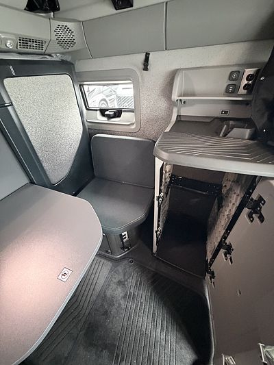 2027 Volvo VNL64T860