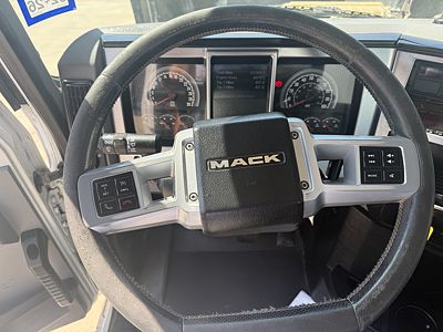 2021 Mack GR64F