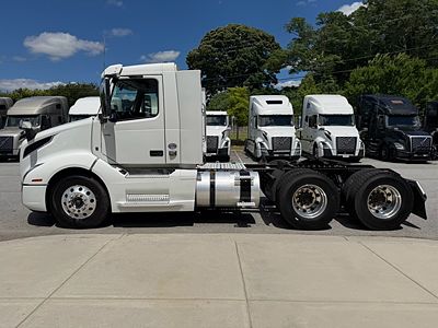2022 Volvo VNL64T300