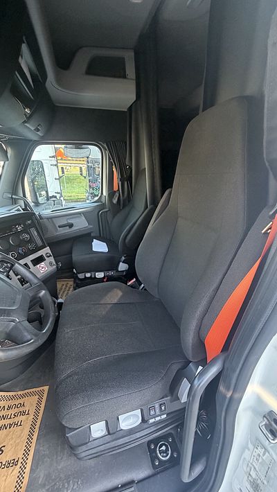 2020 Freightliner CASCADIA 126