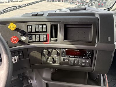 2022 Volvo VNL64T760