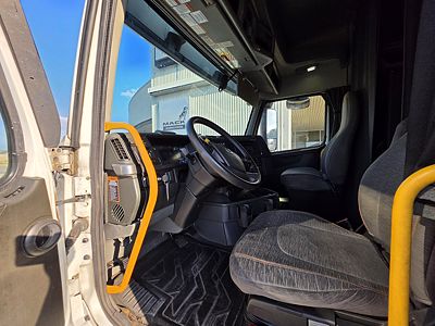 2023 Volvo VNL64T740