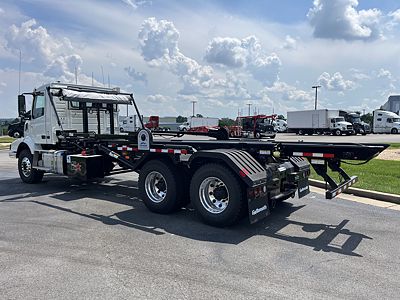 2025 Volvo VHD64B300
