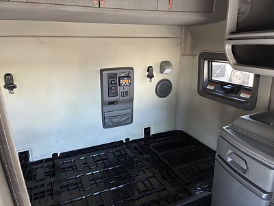 2023 Volvo VNL64T740