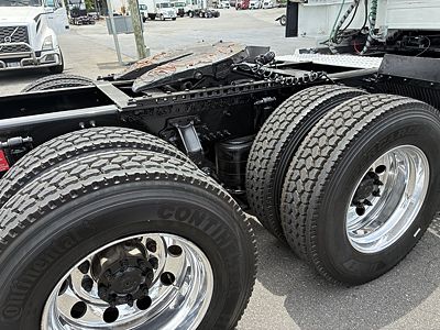 2021 Volvo VNL64T860
