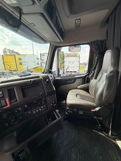 2020 Volvo VNL64T860