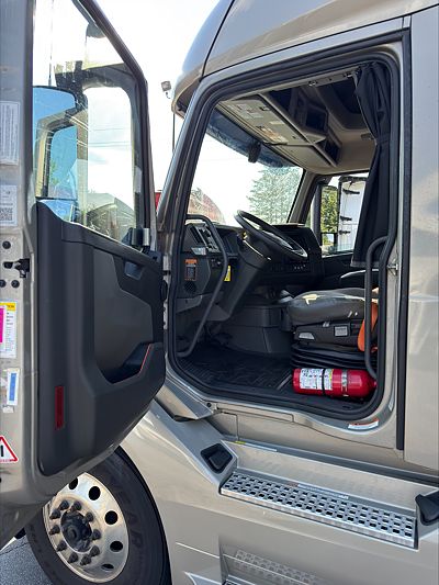 2023 Volvo VNL64T760