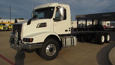 2025 Volvo VHD64B300