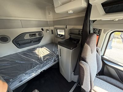 2027 Volvo VNL64T840
