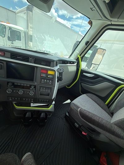 2025 Volvo VNL64T