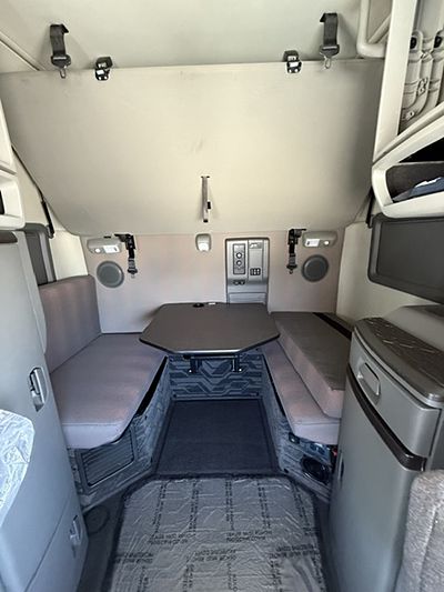 2022 Volvo VNL64T740