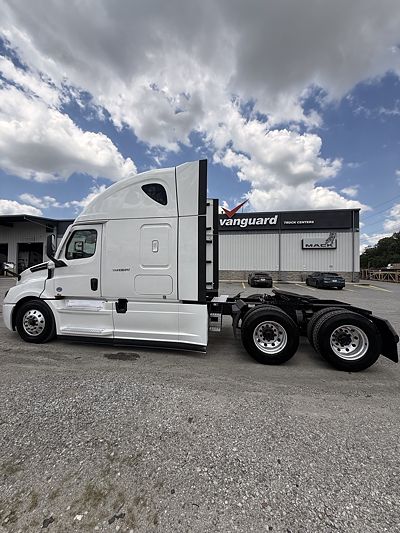 2022 Freightliner CASCADIA 126