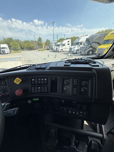2020 Volvo VNL64T760