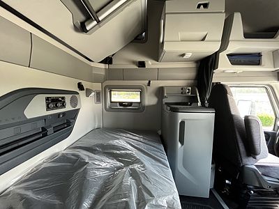 2027 Volvo VNL64T860