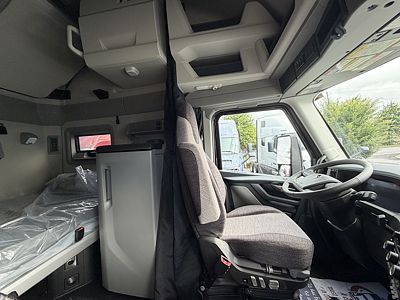 2027 Volvo VNL64T860