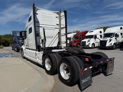 2021 Volvo VNL64T760