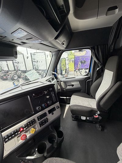 2021 Freightliner CASCADIA 126