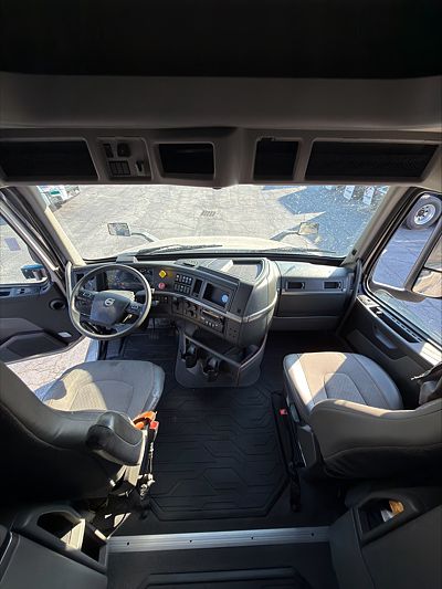 2023 Volvo VNL64T760