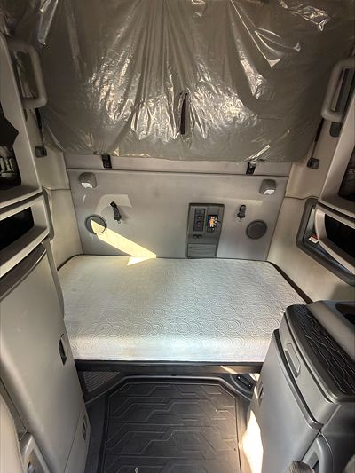 2023 Volvo VNL64T760