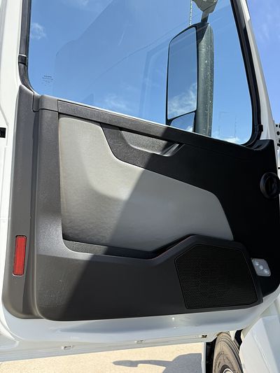 2022 Volvo VNL64T740