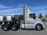 2025 Volvo VNL64T300
