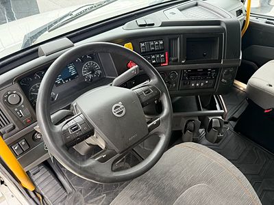 2023 Volvo VNL64T740